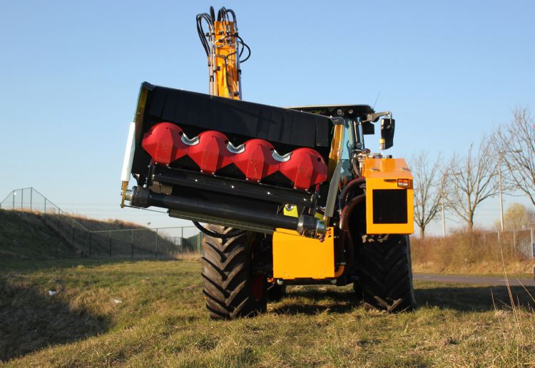 Onder de maaischijven zitten glijsloffen. Die zorgen ervoor dat niet de volle breedte van de maaibalk over de grond gaat. Onder de maaischijven zitten glijsloffen. Die zorgen ervoor dat niet de volle breedte van de maaibalk over de grond gaat.