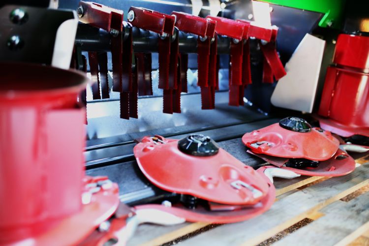 Het hart van de Ecochopper wordt gevormd door vier maaischijven, een rotor met vrij draaiende mesjes en een tegenkam met mesjes. Het hart van de Ecochopper wordt gevormd door vier maaischijven, een rotor met vrij draaiende mesjes en een tegenkam met mesjes.