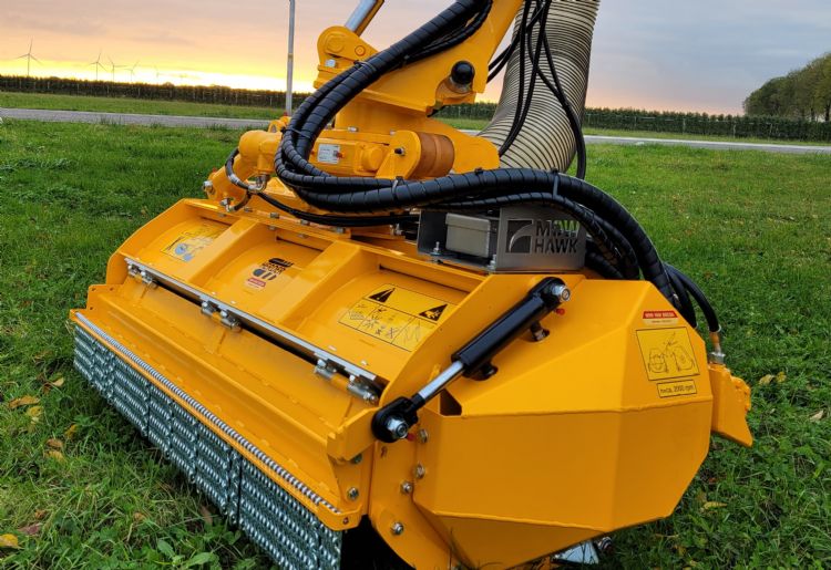 De Mowhawk is een slim camerasysteem met gps-coördinator op de maaibalk van een bermmaaier. De Mowhawk is een slim camerasysteem met gps-coördinator op de maaibalk van een bermmaaier.