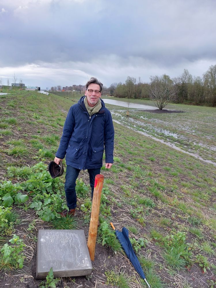 Marcel Smeets bij een van de drainageputten, waar hij kan zien of de afwatering succesvol verloopt. Marcel Smeets bij een van de drainageputten, waar hij kan zien of de afwatering succesvol verloopt.