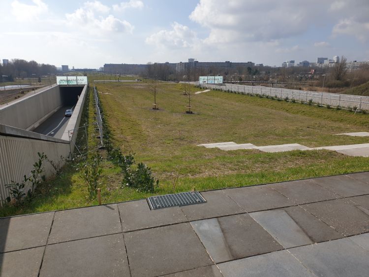 Tijdelijke hekken houden bezoekers weg bij de rand van de tunnel. Tijdelijke hekken houden bezoekers weg bij de rand van de tunnel.