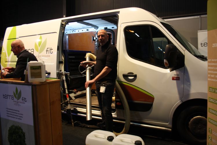 Ivo de Groot met de grondzuiger op de Groene Sector Vakbeurs 2022. Ivo de Groot met de grondzuiger op de Groene Sector Vakbeurs 2022.