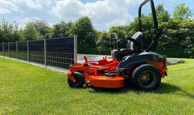 Ondernemer Roy Bolscher laadt zijn elektrische Ariens Zenith-zitmaaier op met behulp van zonnepanelen Ondernemer Roy Bolscher laadt zijn elektrische Ariens Zenith-zitmaaier op met behulp van zonnepanelen