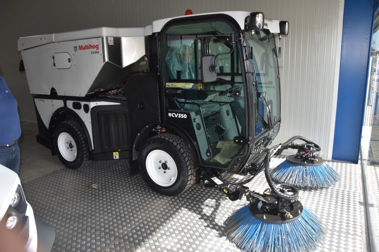 De cabine vormt een fraaie en functionele werkomgeving. De cabine vormt een fraaie en functionele werkomgeving.