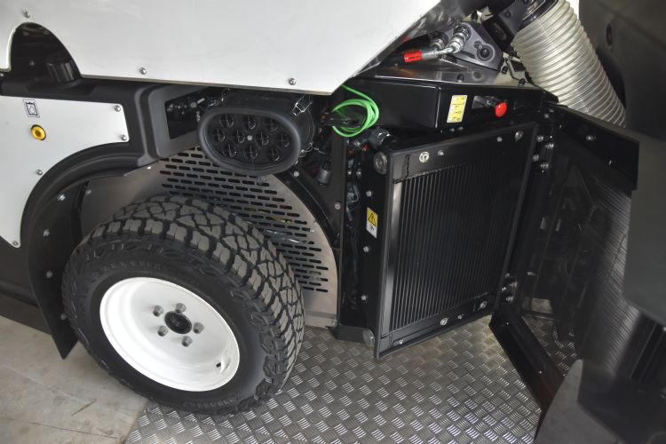 De CV 350 heeft radiateuren aan weerszijden. Net boven de band de luchtinvoer voor de motor, met tien kleine cyclonen De CV 350 heeft radiateuren aan weerszijden. Net boven de band de luchtinvoer voor de motor, met tien kleine cyclonen