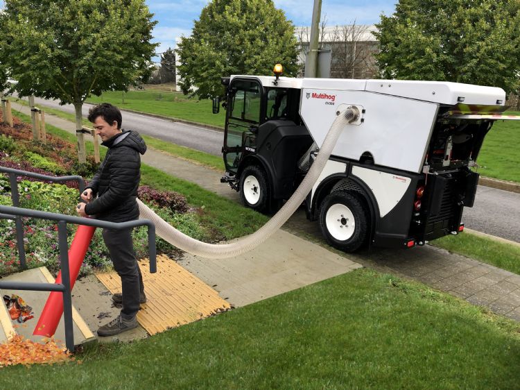 Adapter voor het aansluiten van zuigslangen, zowel links als rechts Adapter voor het aansluiten van zuigslangen, zowel links als rechts