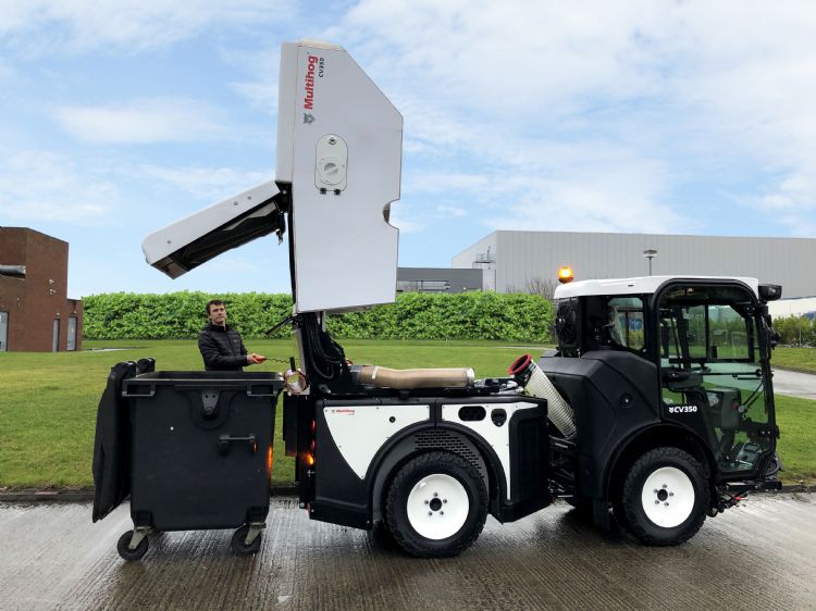 Het verzamelde vuil wordt efficiënt gestort met de hoogkieper. Het verzamelde vuil wordt efficiënt gestort met de hoogkieper.