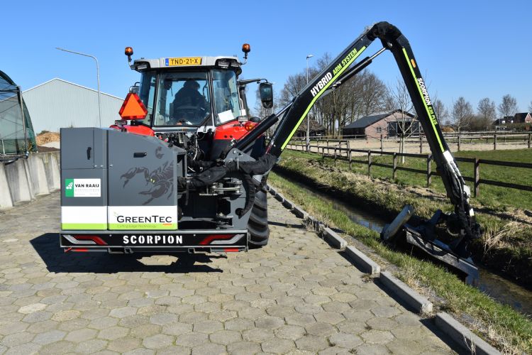 De Scorpion hangt met het hele gewicht in de hefinrichting. De Scorpion hangt met het hele gewicht in de hefinrichting.