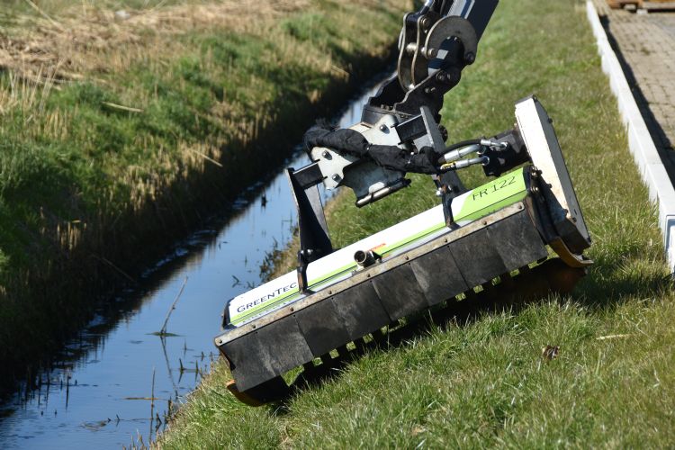 Dankzij de dubbele Rotoflex-rotatorkop kun je de klepelmaaier in bijna in alle standen zetten. Dankzij de dubbele Rotoflex-rotatorkop kun je de klepelmaaier in bijna in alle standen zetten.