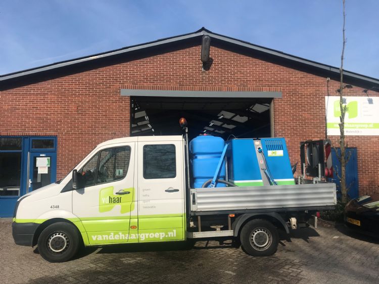 De nieuwe machine laat zich gemakkelijk op de pick-up van Van de Haar plaatsen. De nieuwe machine laat zich gemakkelijk op de pick-up van Van de Haar plaatsen.