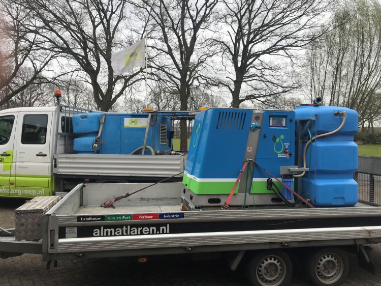 De nieuwste Weedmaster eL, met op de achtergrond de eerste Weedmaster van 25 jaar geleden De nieuwste Weedmaster eL, met op de achtergrond de eerste Weedmaster van 25 jaar geleden