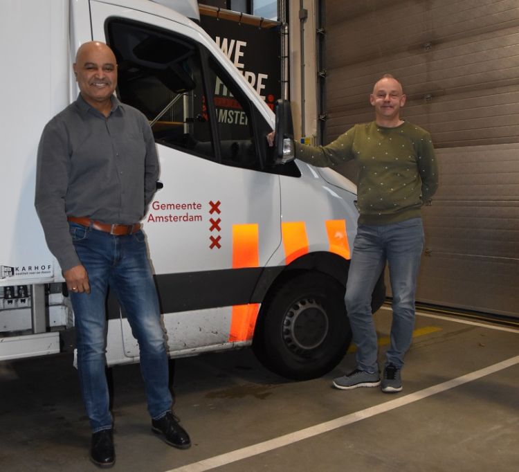 De gemeentelijke organisatie bestaat uit vijf clusters, een bestuurs- en concernstaf en zeven stadsdelen. Derick Hok-A-Hin is assistent-fleetmanager projecten bij de directie Stadwerken, cluster Stadsbeheer. Ron Ruijzendaal (rechts) is fleetmanager bij de De gemeentelijke organisatie bestaat uit vijf clusters, een bestuurs- en concernstaf en zeven stadsdelen. Derick Hok-A-Hin is assistent-fleetmanager projecten bij de directie Stadwerken, cluster Stadsbeheer. Ron Ruijzendaal (rechts) is fleetmanager bij de