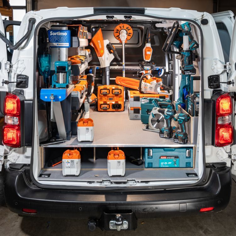 De Opel elektrische bedrijfswagen van Poel/Broekhuis biedt veel opbergmogelijkheden voor elektrisch werktuig en oplaadvoorzieningen De Opel elektrische bedrijfswagen van Poel/Broekhuis biedt veel opbergmogelijkheden voor elektrisch werktuig en oplaadvoorzieningen