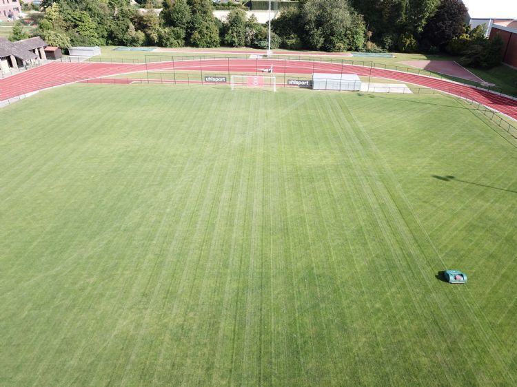 Strakke banen maaien met een maairobot Strakke banen maaien met een maairobot