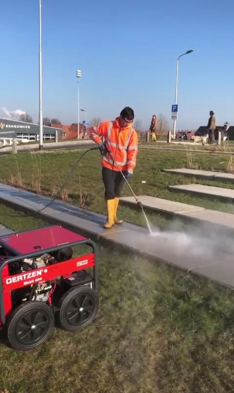 Wim de Groot spuit eerst het beton schoon met de M400. Wim de Groot spuit eerst het beton schoon met de M400.