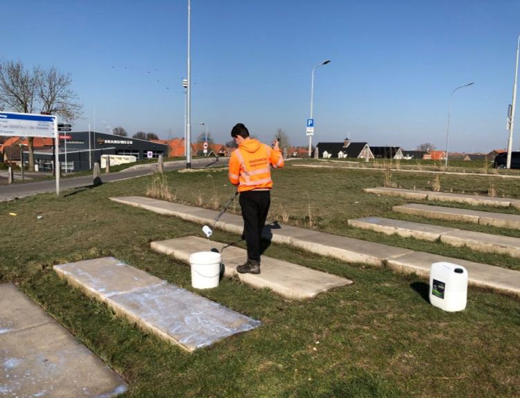 Daarna kan hij het oppervlak behandelen met het <i>biobased</i> vuilafstotende middel. Daarna kan hij het oppervlak behandelen met het <i>biobased</i> vuilafstotende middel.