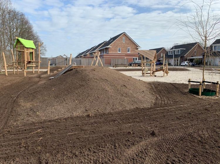 Een kunstmatig aangelegd heuveltje met toestellen van natuurlijke materialen in de wijk Flierbeek te Lichtenvoorde Een kunstmatig aangelegd heuveltje met toestellen van natuurlijke materialen in de wijk Flierbeek te Lichtenvoorde