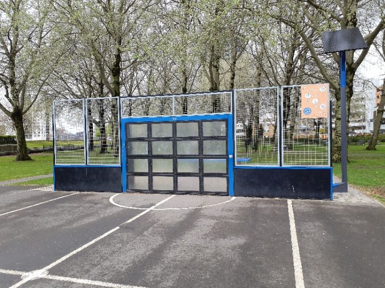 De interactieve voetbalmuur in het Dokhavenpark in Rotterdam werkt op zonnepanelen. De interactieve voetbalmuur in het Dokhavenpark in Rotterdam werkt op zonnepanelen.