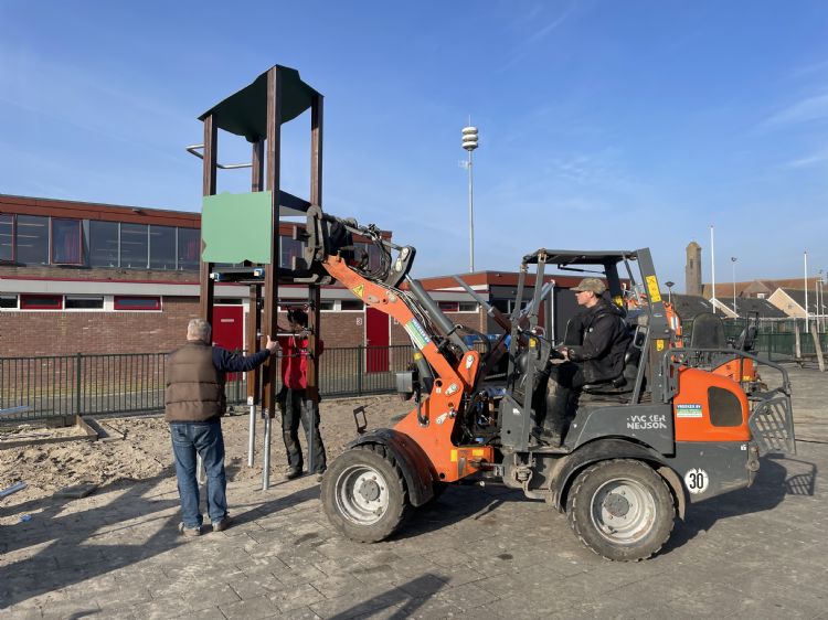 Plaatsing van een speeltoestel, een klim-klautercombinatie van Vinciplay, door Hercules Plaatsing van een speeltoestel, een klim-klautercombinatie van Vinciplay, door Hercules