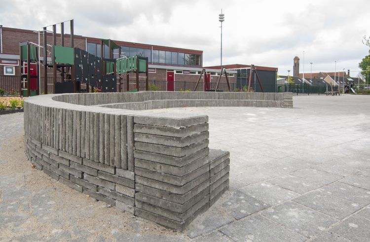 Circulaire tribune: de rechtop geplaatste tegels geven de tribune door het lijnenspel een mooi effect Circulaire tribune: de rechtop geplaatste tegels geven de tribune door het lijnenspel een mooi effect