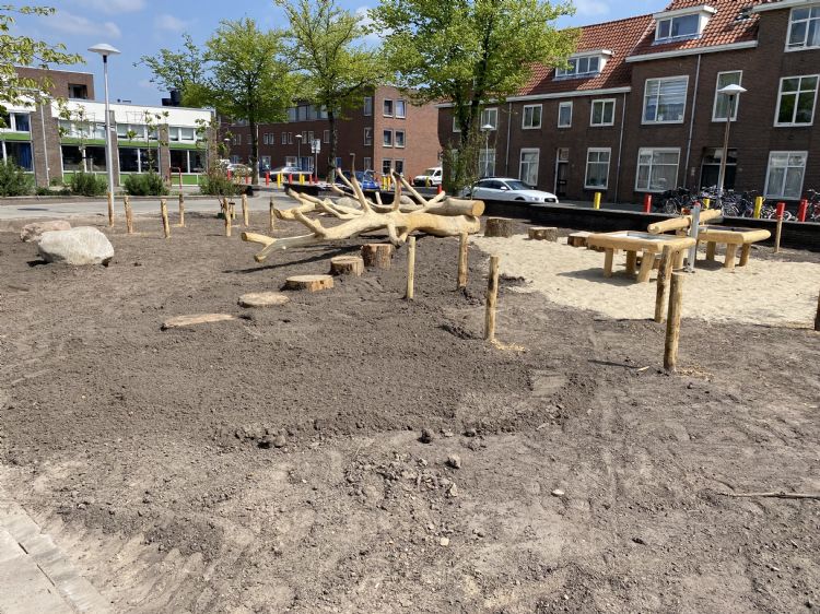 Naast het parcours met klauterbomen staat een waterspeelelement Naast het parcours met klauterbomen staat een waterspeelelement