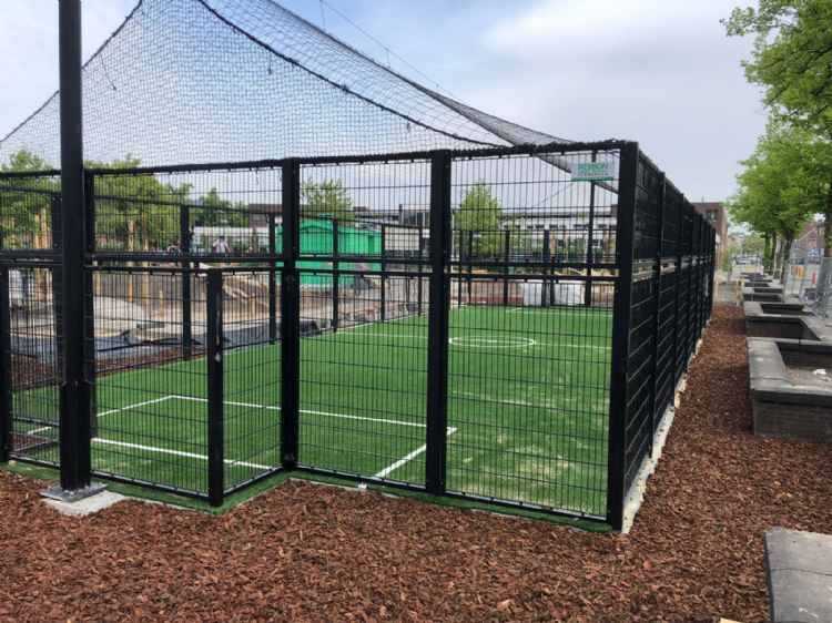 Het beton in de voetbalkooi is vervangen door kunstgras Het beton in de voetbalkooi is vervangen door kunstgras