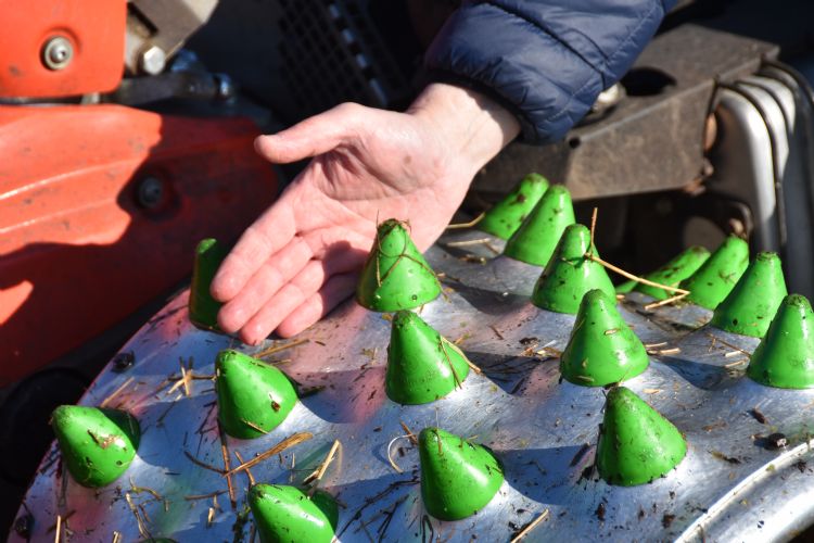 Kunststof kegels zorgen voor grip op de zompige bodem. Kunststof kegels zorgen voor grip op de zompige bodem.