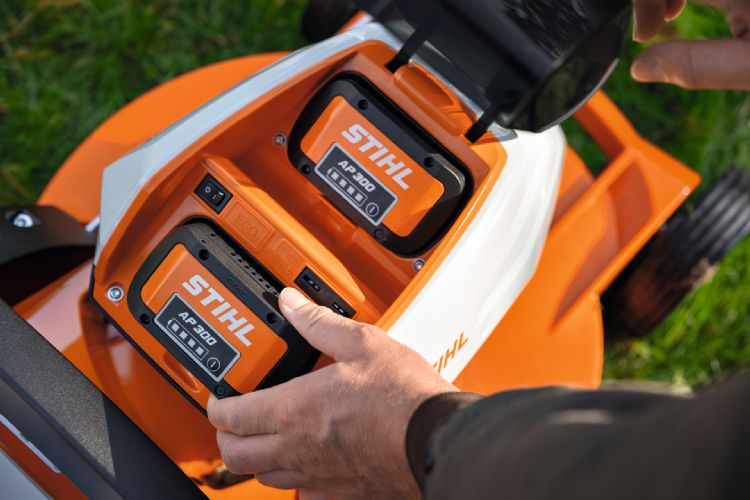 De machine functioneert zowel op één als op twee AP300-accu's van Stihl. De machine functioneert zowel op één als op twee AP300-accu's van Stihl.