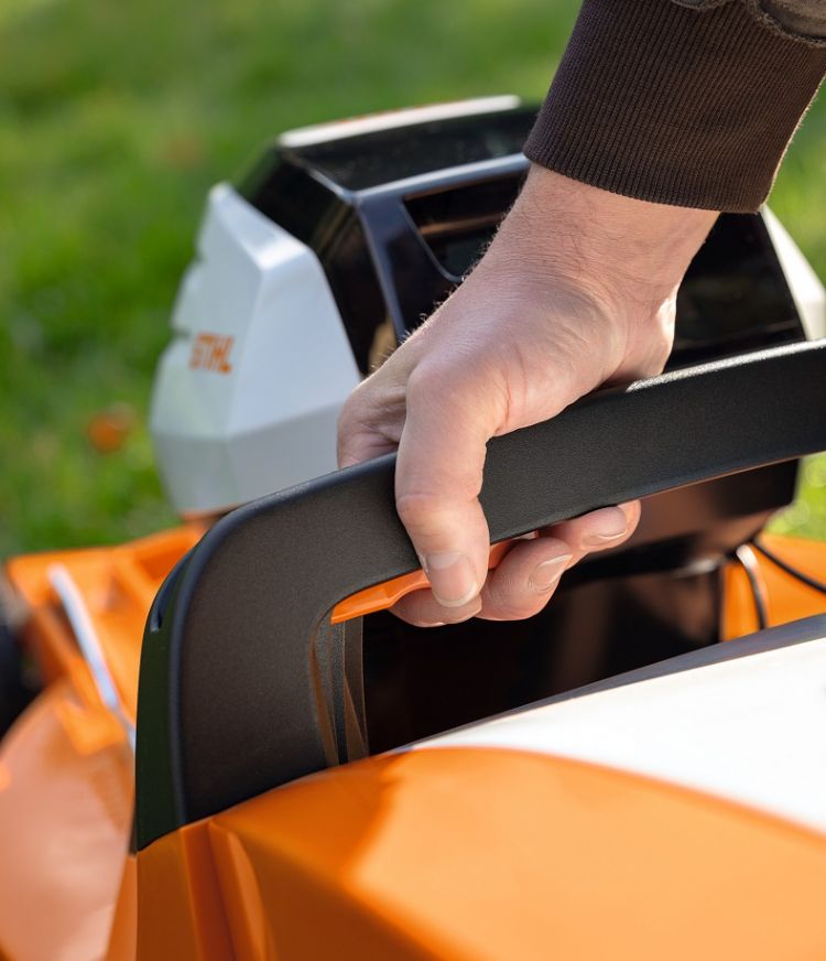 De grasopvangbak kan gemakkelijk geleegd worden, mede dankzij het monostuur. De grasopvangbak kan gemakkelijk geleegd worden, mede dankzij het monostuur.