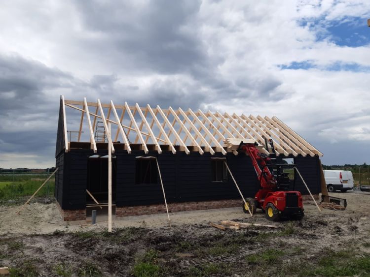 Lariks Houtbouw gebruikt de machine ook bij de bouw van projecten. Lariks Houtbouw gebruikt de machine ook bij de bouw van projecten.
