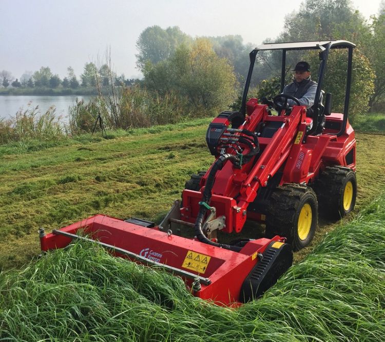 Met deze Turboloader als werktuigdrager kun je maaiwerk verrichten. Met deze Turboloader als werktuigdrager kun je maaiwerk verrichten.