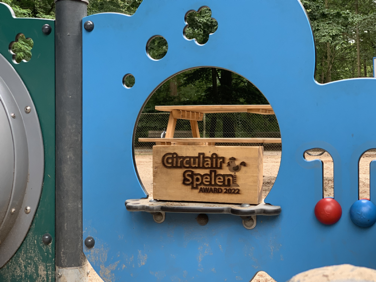 De blauwe panelen zijn gemaakt van 100% gebruikte visnetten De blauwe panelen zijn gemaakt van 100% gebruikte visnetten