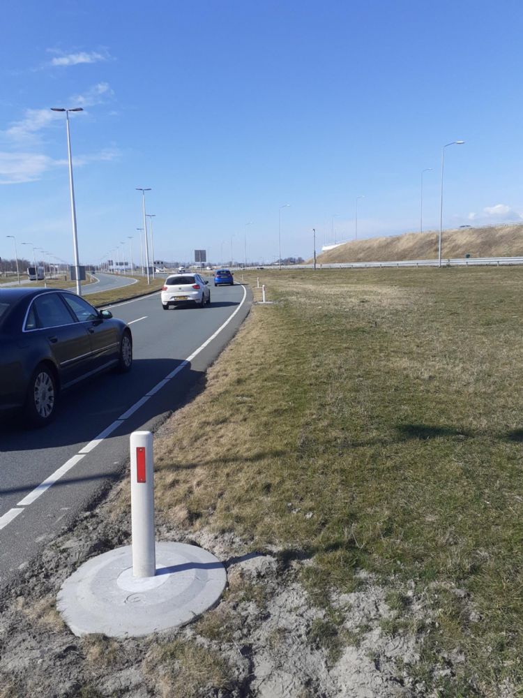 Een Eco2shield ST85 om een reflectiepaaltje op Schiphol Een Eco2shield ST85 om een reflectiepaaltje op Schiphol