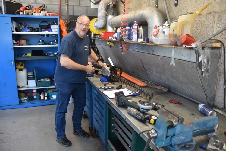 Mark van Herk 'We onderhouden zowel de elektrische voertuigen als alle accu-handgereedschap' Mark van Herk 'We onderhouden zowel de elektrische voertuigen als alle accu-handgereedschap'