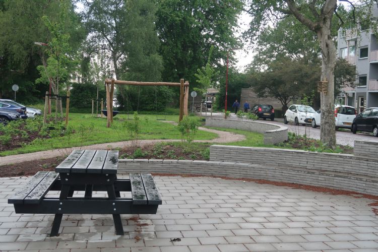 Ontmoetingsplek in combinatie met speelplek Ontmoetingsplek in combinatie met speelplek