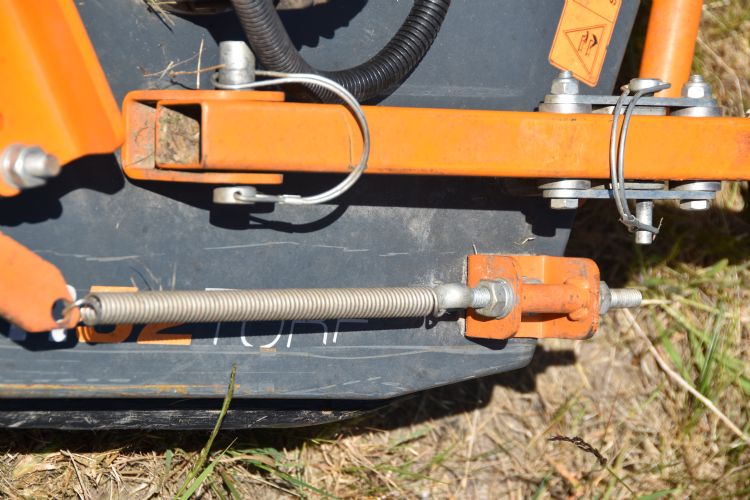De veer die betrokken is bij het wegklappen achter het maaidek De veer die betrokken is bij het wegklappen achter het maaidek