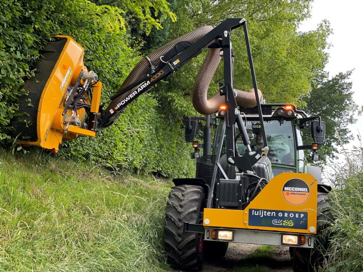 Luijten Groep werkt met een compacte Fendt-semi-smalspoortractor om langs de smalle straatjes te kunnen. Luijten Groep werkt met een compacte Fendt-semi-smalspoortractor om langs de smalle straatjes te kunnen.