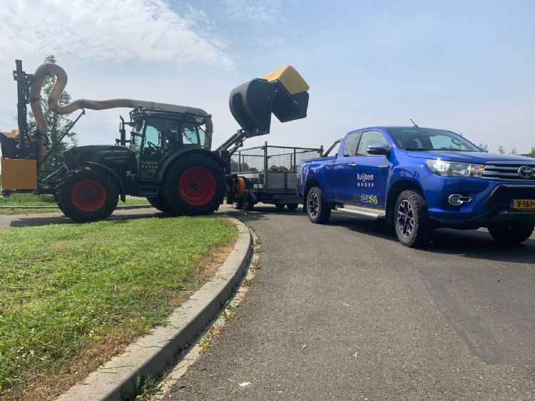 Hagensnoeicombinatie met afzuigarm en kiepbare opvangunit Hagensnoeicombinatie met afzuigarm en kiepbare opvangunit