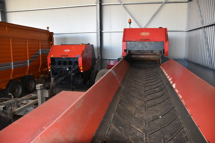 Een transportband voert de natte biomassa naar de rollenpers. Een transportband voert de natte biomassa naar de rollenpers.