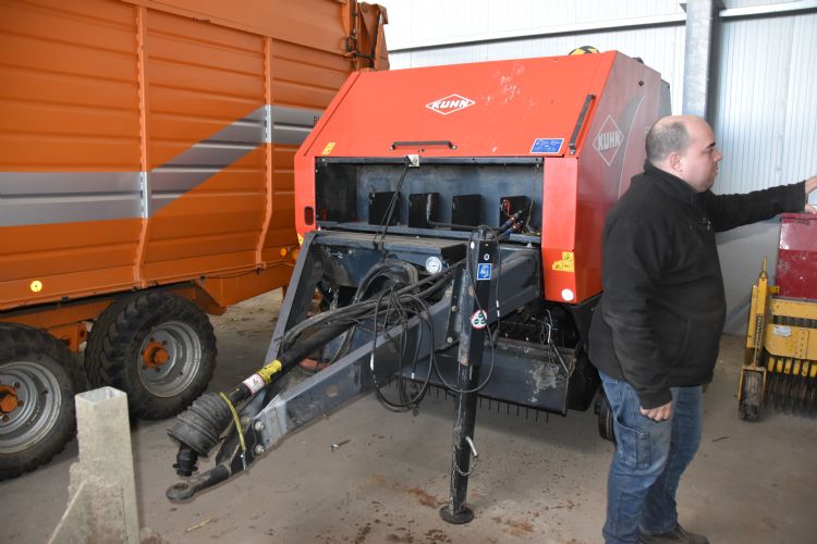 De nieuwe rondebalenpers van Kuhn, die Van Breda leverde, is nagenoeg gelijk aan de Vicon die Tolenaars voor zijn project gebruikte. De nieuwe rondebalenpers van Kuhn, die Van Breda leverde, is nagenoeg gelijk aan de Vicon die Tolenaars voor zijn project gebruikte.