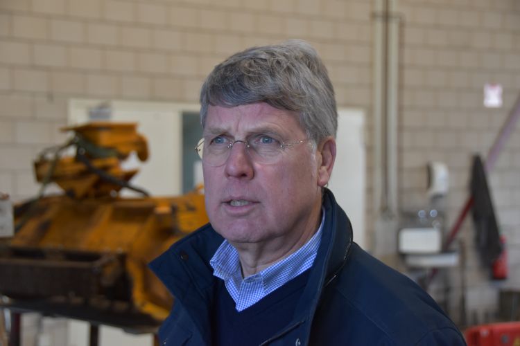 Gijs de Hoop constateert tevreden dat veel machines afkomstig zijn van Wim van Breda. Gijs de Hoop constateert tevreden dat veel machines afkomstig zijn van Wim van Breda.