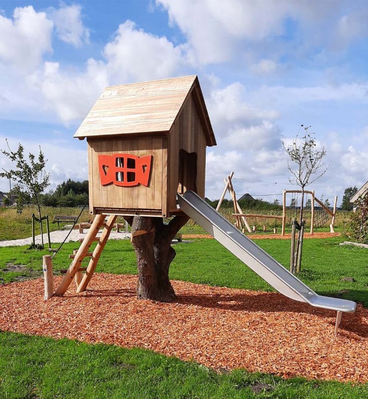 Vanuit de boomhut hebben kinderen uitzicht over de boomgaard Vanuit de boomhut hebben kinderen uitzicht over de boomgaard