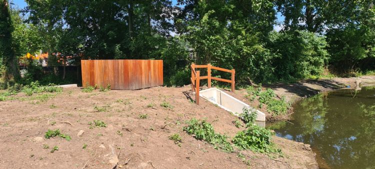 Spindels sluiten het water weer af wanneer er ijsvorming op het water ontstaat, zodat er geschaatst kan worden Spindels sluiten het water weer af wanneer er ijsvorming op het water ontstaat, zodat er geschaatst kan worden