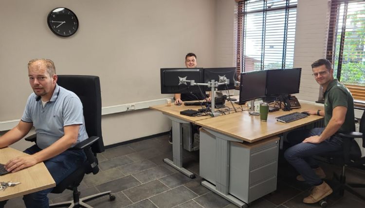 Het logistieke team van Huverba, dat bestaat uit drie voltijds medewerkers, zorgt voor een strakke planning. Het logistieke team van Huverba, dat bestaat uit drie voltijds medewerkers, zorgt voor een strakke planning.