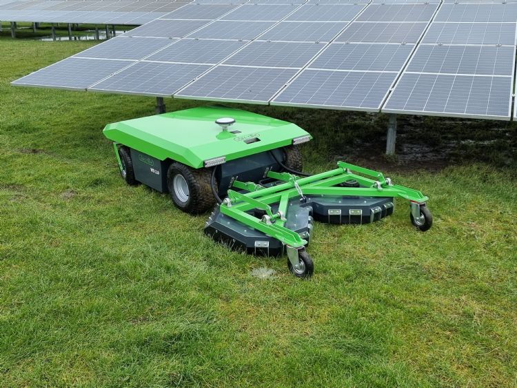 Het cirkeldek van de Vector WD2.0, zoals Ergon Maairobots die in het voorjaar van 2022 introduceerde, telt drie maaimessen. Het cirkeldek van de Vector WD2.0, zoals Ergon Maairobots die in het voorjaar van 2022 introduceerde, telt drie maaimessen.