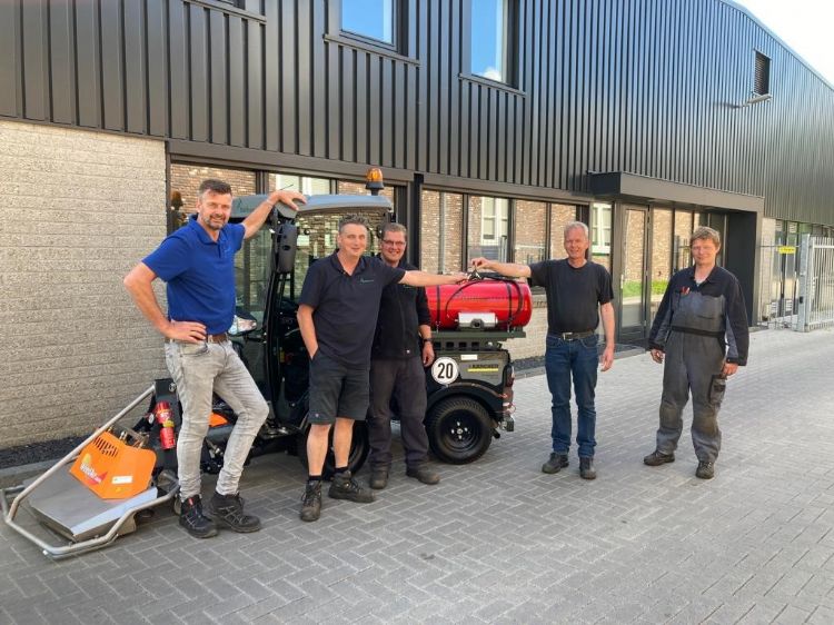 Aflevering van de totaal 360 centimeter lange onkruidbrandercombinatie Aflevering van de totaal 360 centimeter lange onkruidbrandercombinatie