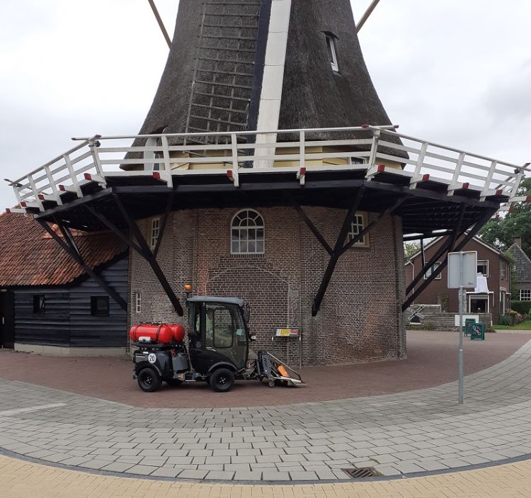De machine is geschikt om onkruid te bestrijden op plekken waar je met grote machines niet kunt komen. De machine is geschikt om onkruid te bestrijden op plekken waar je met grote machines niet kunt komen.