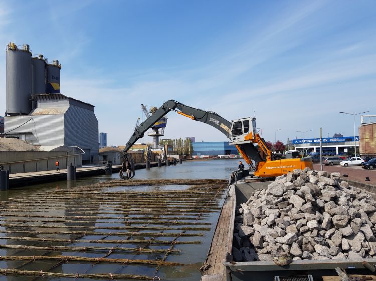 Van veel markten thuis met kraanschip Albatros Van veel markten thuis met kraanschip Albatros