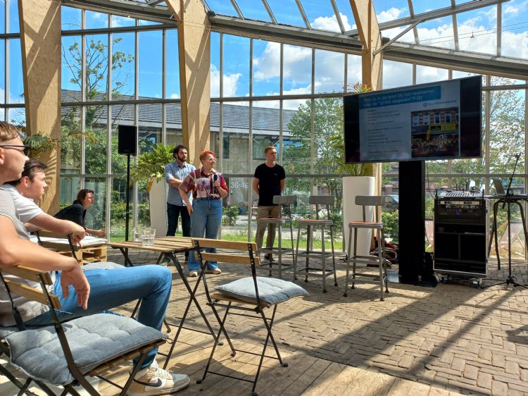 Projectpresentatie 'wie is in de lead bij het realiseren van grote opgaven' Projectpresentatie 'wie is in de lead bij het realiseren van grote opgaven'