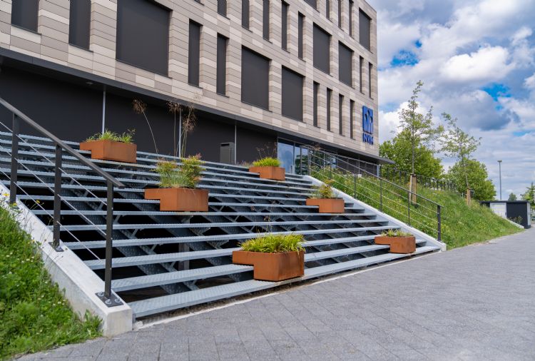 Dankzij de cortenstalen plantenbakken op maat is ook de trap van groen voorzien.